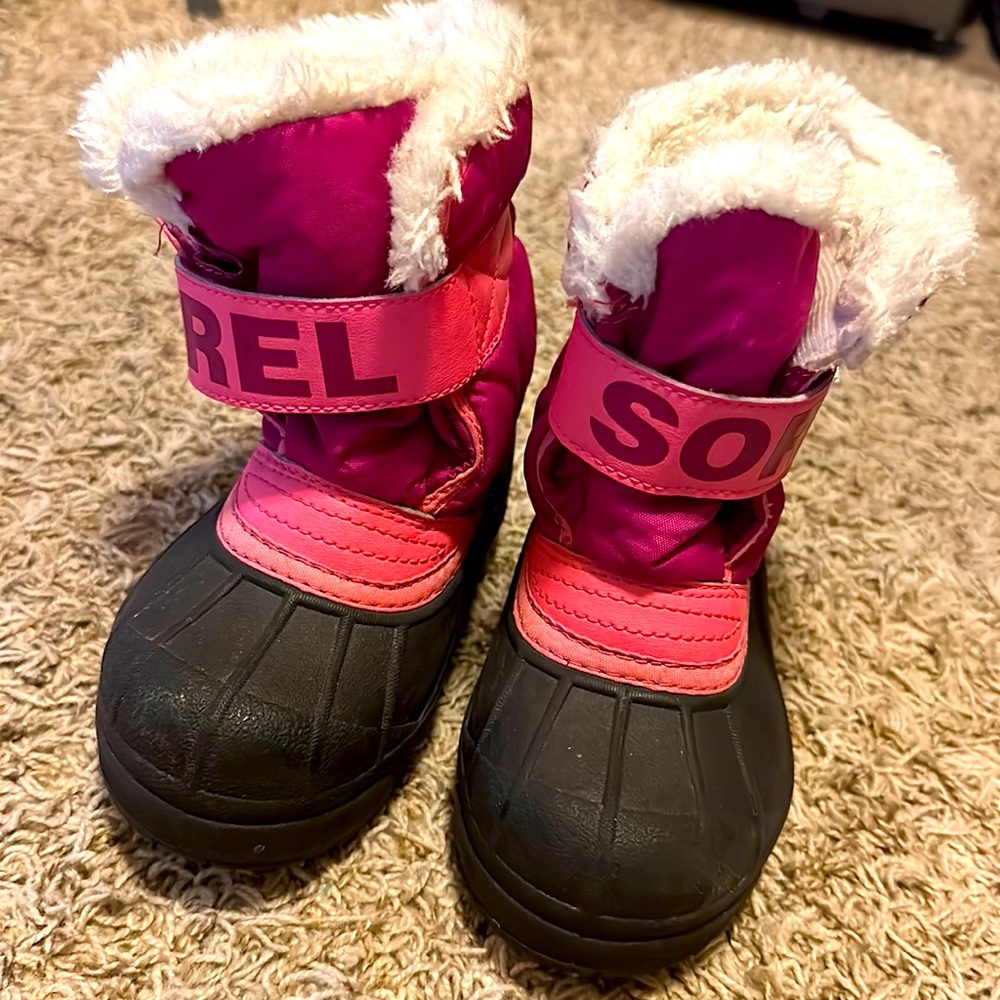 Sorrel kid size 10 . Pink , cute and still good . Only used 2 times .